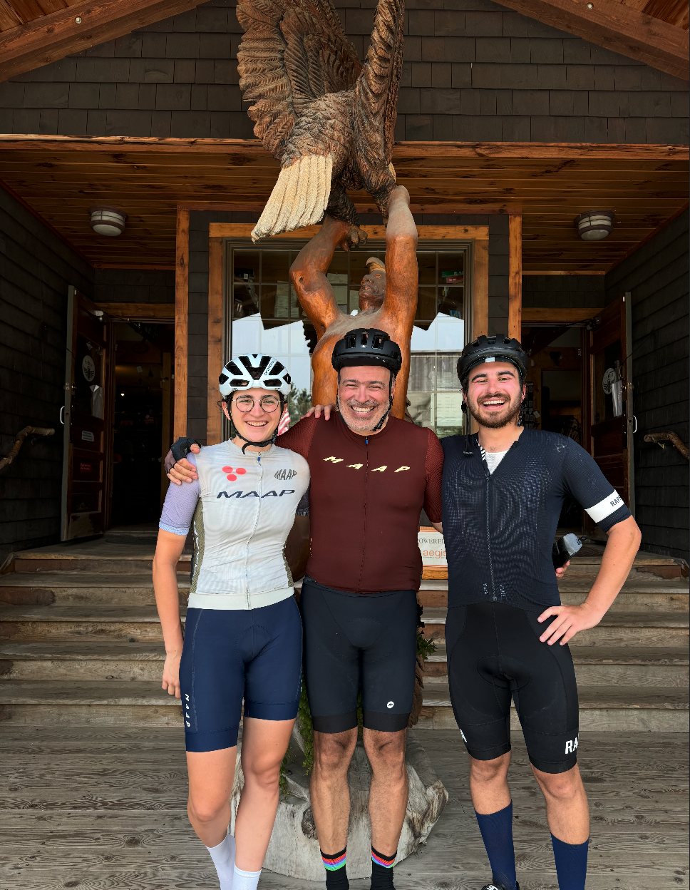Charles, Juliette et Michel pendant le défi cycliste.