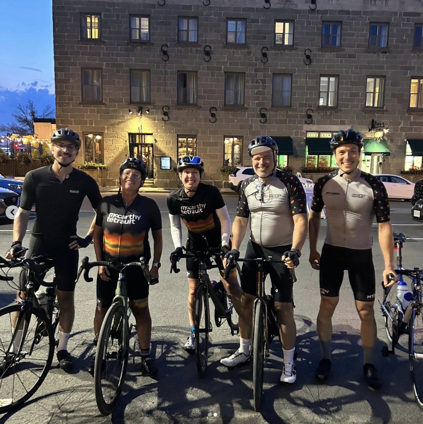 Arrivée à Québec au bout de la longue étape, avec Michel, Suzanne, Etienne et des coéquipiers.