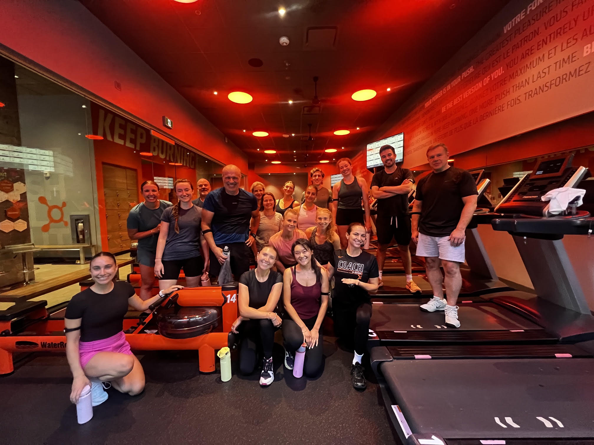 Les participants à la séance d'entraînement de groupe réunis au studio Orange Theory Fitness de Griffintown.