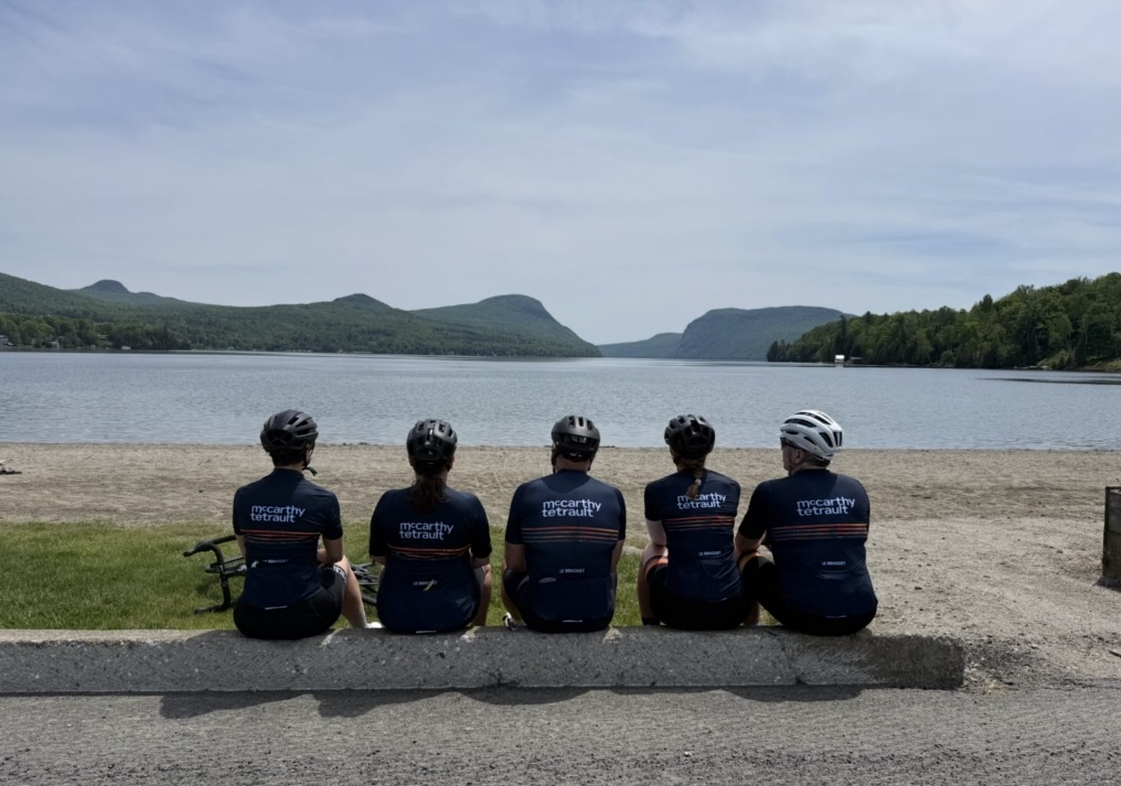 L'équipe cycliste McCarthy Tétrault réunie pour le Défi Petits Renards.